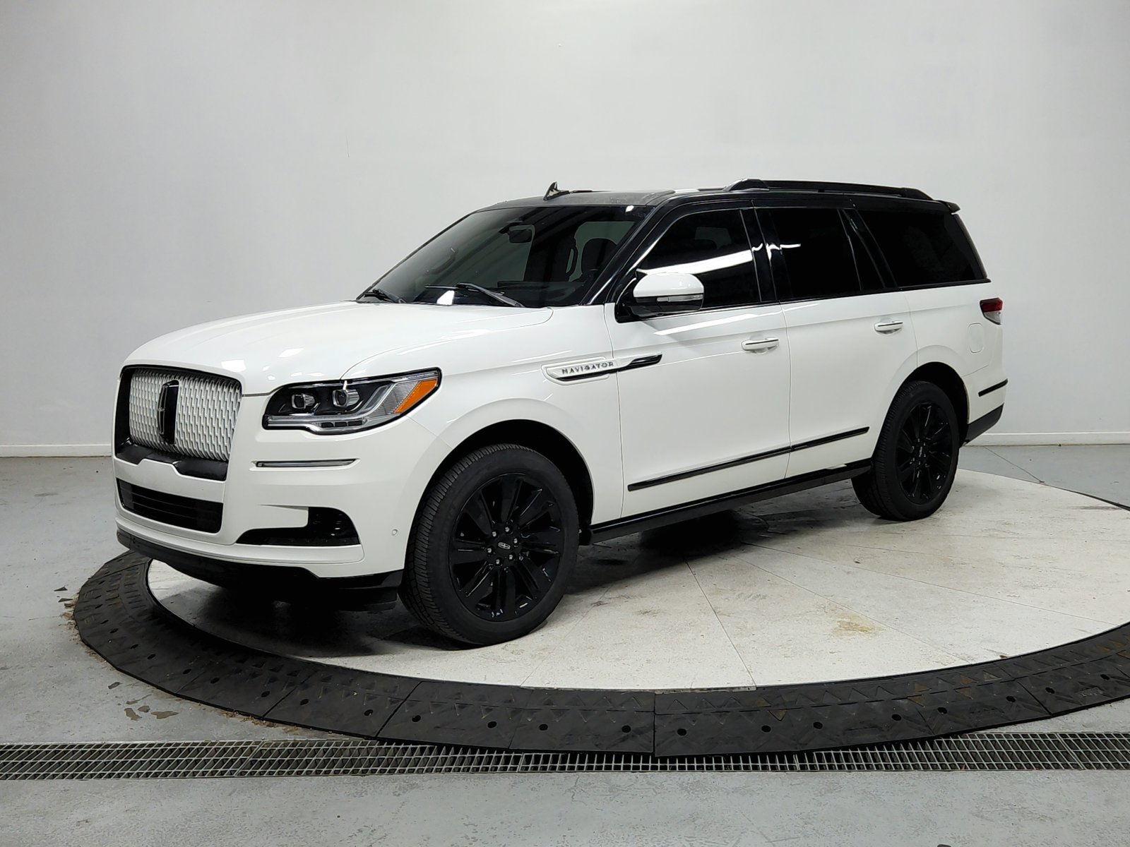 Used 2023 Lincoln Navigator Reserve AWD/4WD image 4