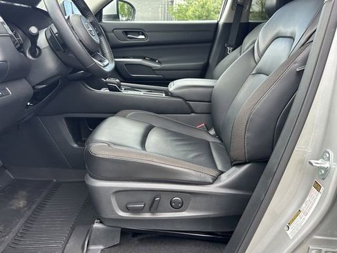 Certified 2025 Nissan Pathfinder SL FWD image 11