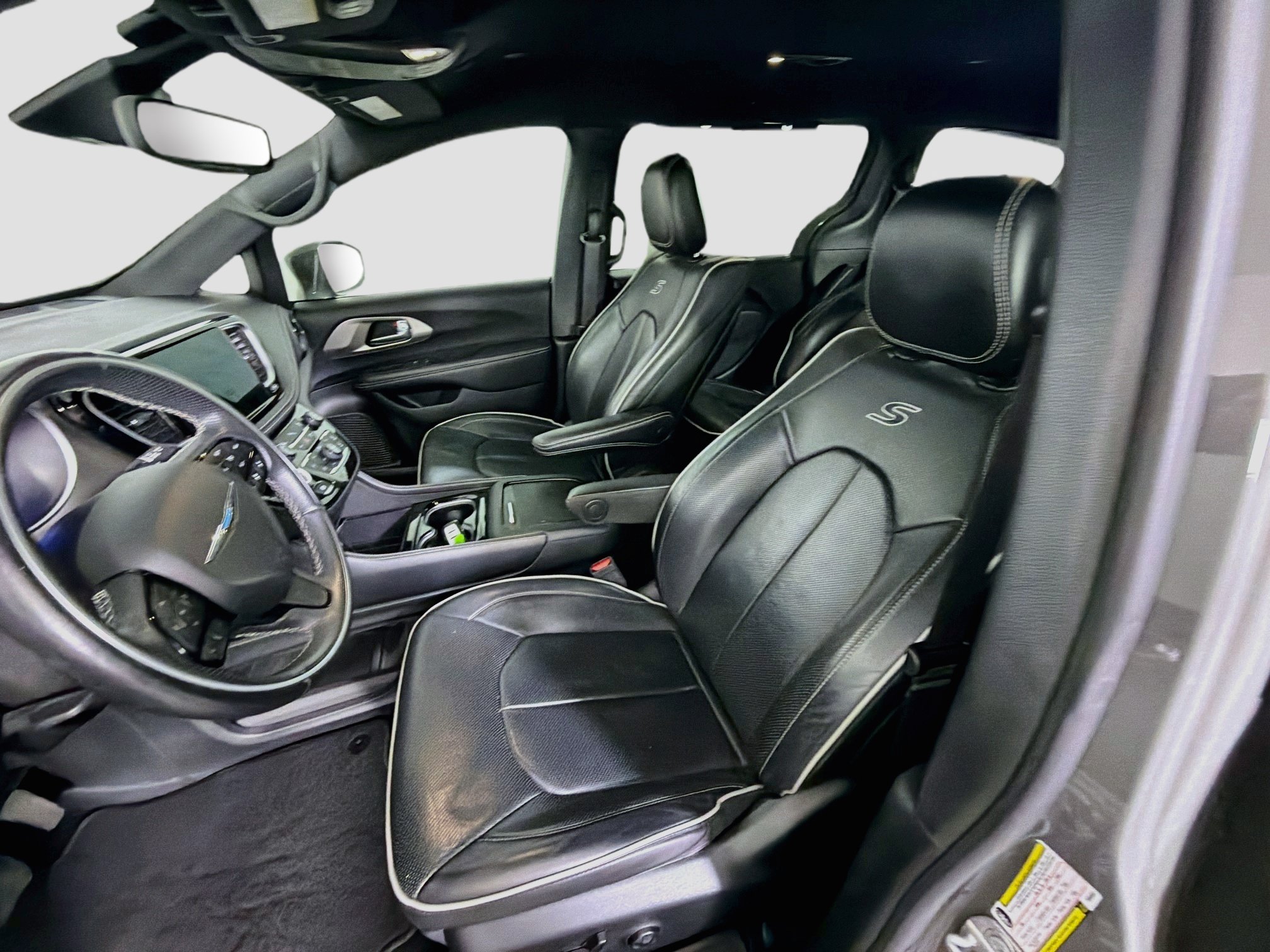 Used 2021 Chrysler Pacifica Limited w/ Uconnect Theater Family Group FWD image 13