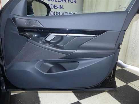 Used 2025 BMW 530i xDrive w/ Premium Package image 33