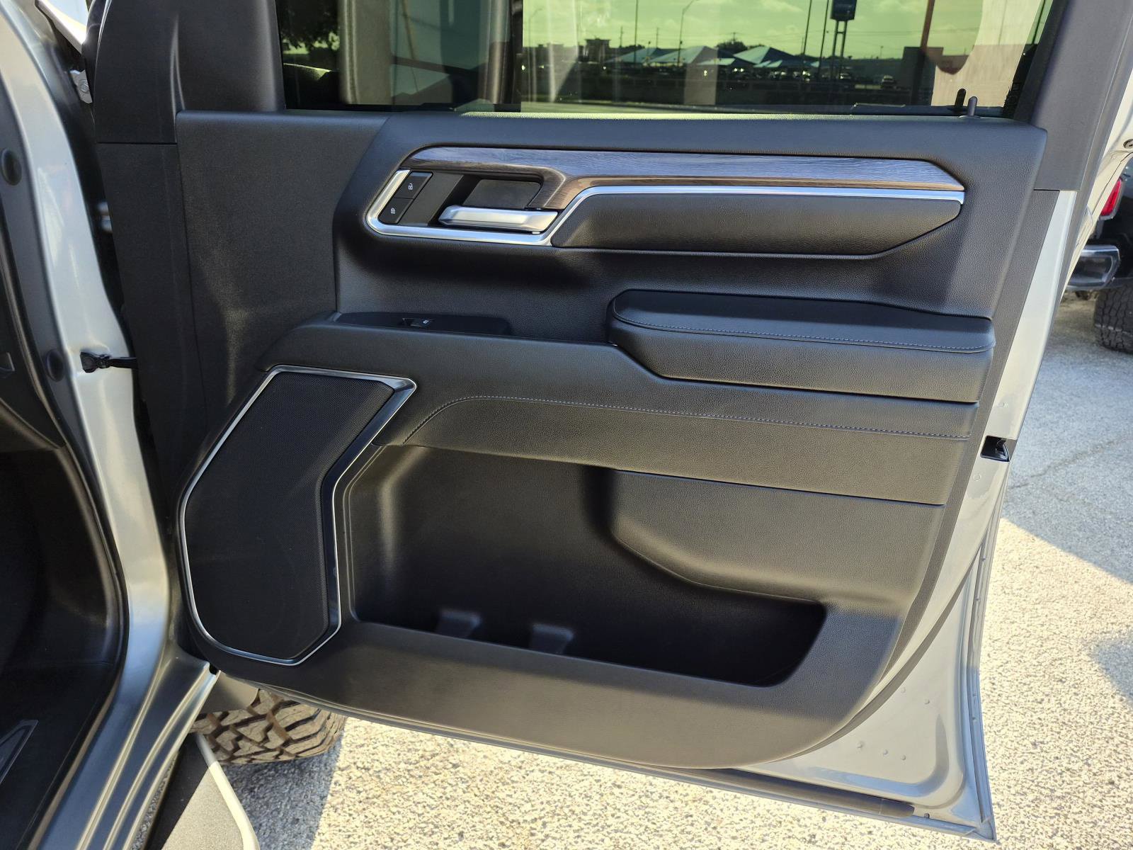 Used 2024 Chevrolet Silverado 2500 LTZ AWD/4WD image 9