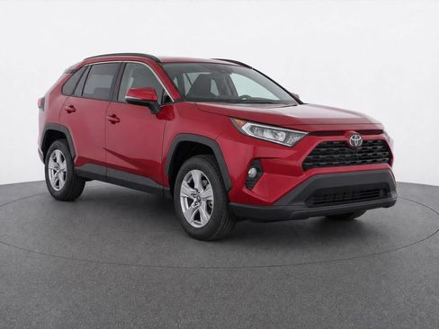 Used 2021 Toyota RAV4 XLE w/ Convenience Package FWD image 2