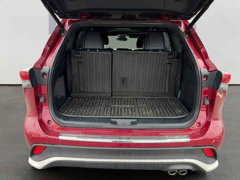 Used 2022 Toyota Highlander XSE w/ Protection Package #3 (TMS) AWD/4WD image 13