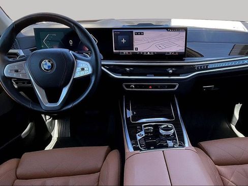 Used 2024 BMW X7 xDrive40i w/ Premium Package AWD/4WD image 7