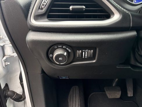 Used 2024 Chrysler Pacifica Touring FWD image 14