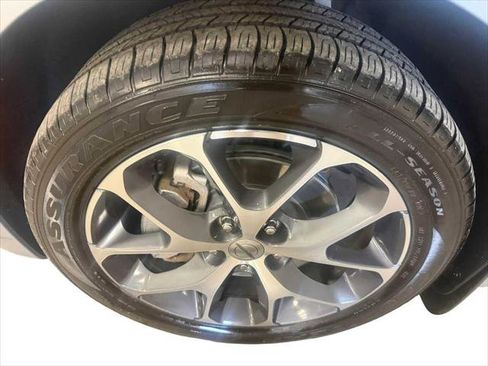 Certified 2021 Chrysler Pacifica Limited AWD/4WD image 8