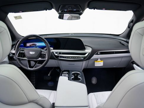 New 2026 Cadillac Lyriq Luxury w/ LPO, Floor Liner Package AWD/4WD image 9