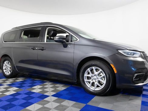 Used 2022 Chrysler Pacifica Touring-L image 3