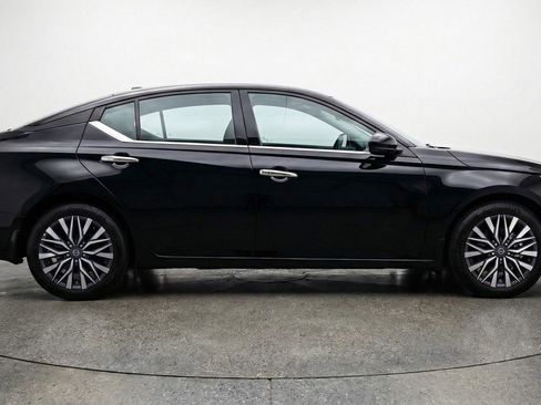 Used 2025 Nissan Altima 2.5 SV FWD image 11