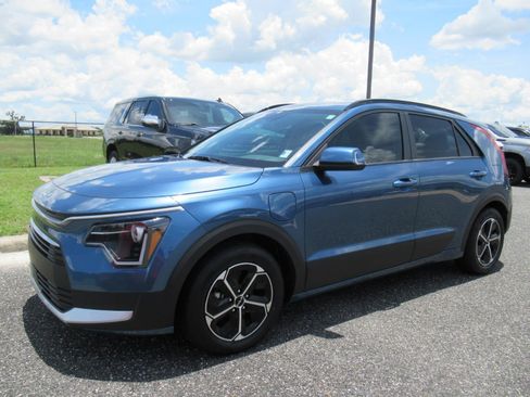 Used 2023 Kia Niro EX FWD image 3