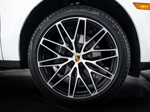 Certified 2026 Porsche Macan image 11