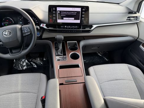 Used 2023 Toyota Sienna LE image 16