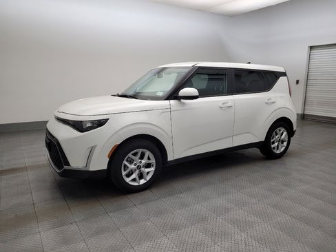 Used 2025 Kia Soul LX image 2