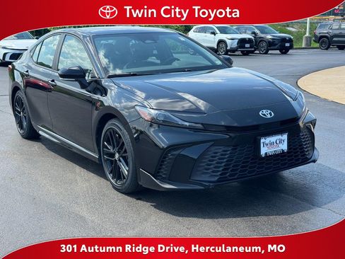 Used 2025 Toyota Camry SE FWD image 1