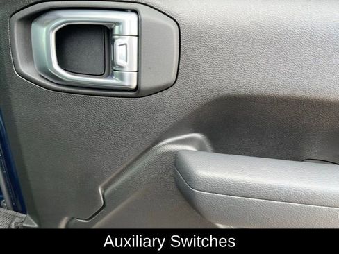 Used 2025 Jeep Gladiator Nighthawk image 21