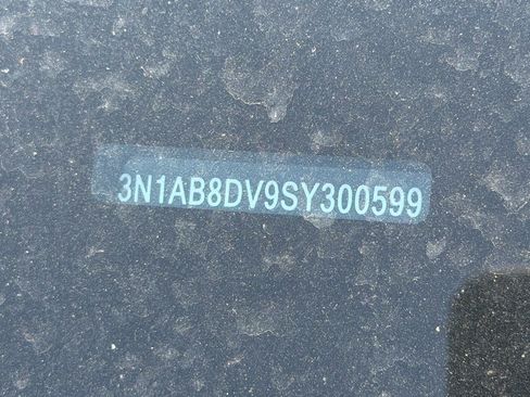 Used 2025 Nissan Sentra SR FWD image 2