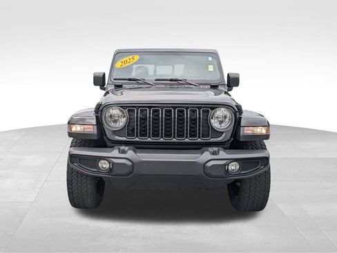 Used 2025 Jeep Gladiator Sport AWD/4WD image 9
