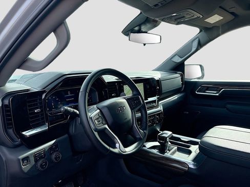 Used 2024 Chevrolet Silverado 1500 LT Trail Boss w/ Convenience Package II image 9