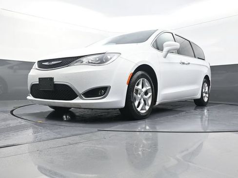 Used 2018 Chrysler Pacifica Touring Plus w/ Tire & Wheel Group FWD image 31