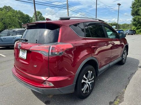 Used 2018 Toyota RAV4 LE FWD image 9