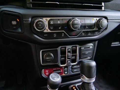 Used 2025 Jeep Gladiator Rubicon w/ Safety Group AWD/4WD image 17