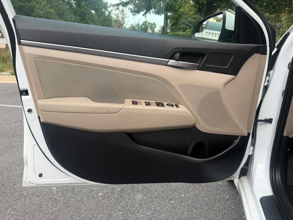 Used 2017 Hyundai Elantra SE FWD image 14