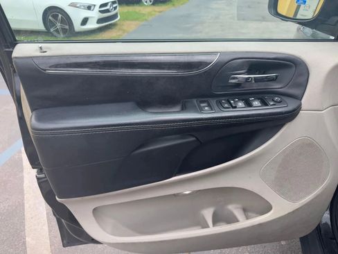 Used 2014 Chrysler Town & Country Touring FWD image 16