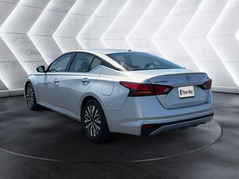 Used 2024 Nissan Altima 2.5 SV FWD image 3