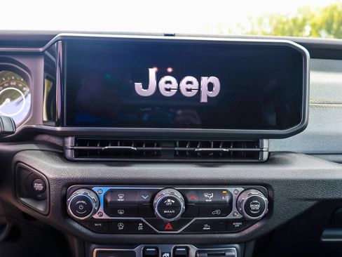 Used 2025 Jeep Wrangler Unlimited Sport AWD/4WD image 13