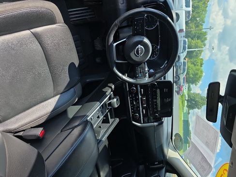 Used 2023 Nissan Pathfinder SL w/ Lighting Package (N92) FWD image 16