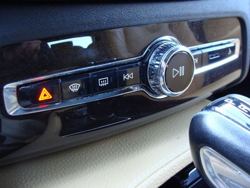 Used 2016 Volvo XC90 T6 Momentum w/ Momentum Plus Package image 27