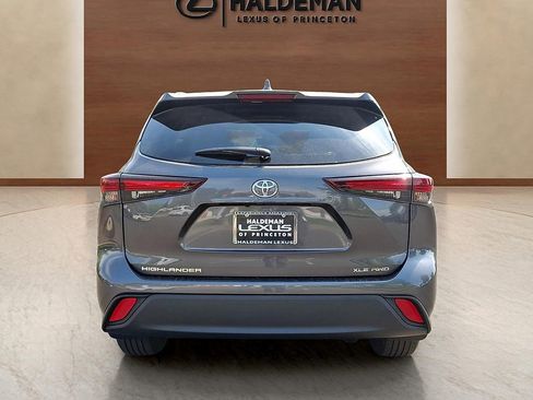 Used 2024 Toyota Highlander XLE AWD/4WD image 5
