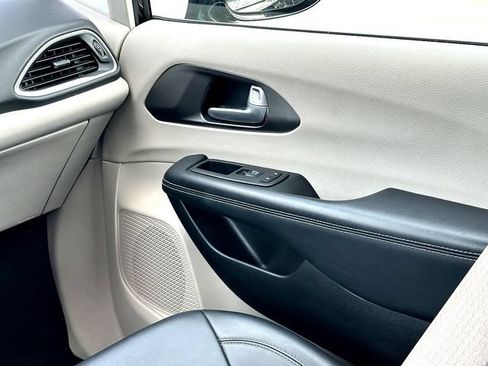 Used 2024 Chrysler Pacifica Touring-L FWD image 27