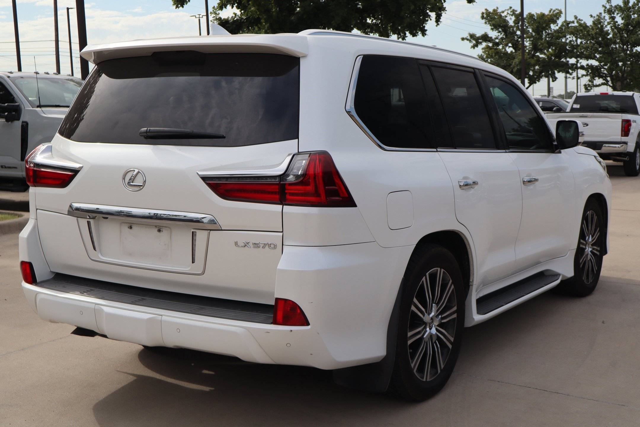 Used 2019 Lexus LX 570 4WD w/ Luxury Package image 4