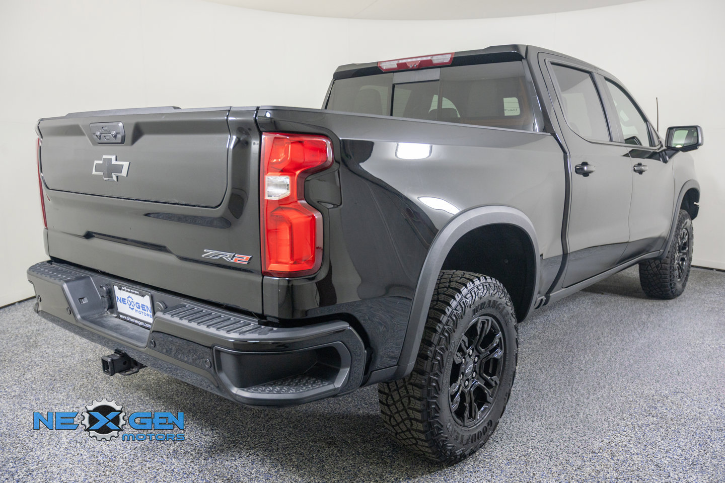 Used 2025 Chevrolet Silverado 1500 ZR2 w/ Technology Package AWD/4WD image 8