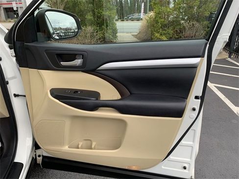Used 2017 Toyota Highlander XLE image 13