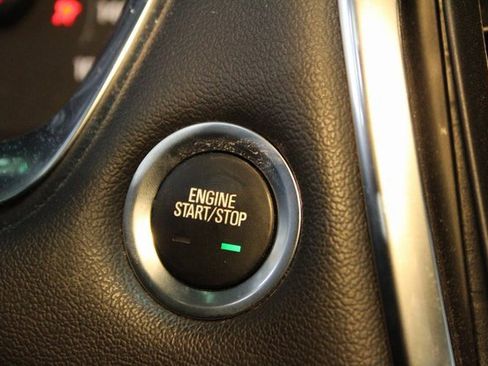 Used 2023 Chevrolet Traverse LT w/ Rear Camera Mirror Package image 25