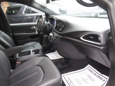 Used 2025 Chrysler Pacifica Select image 10