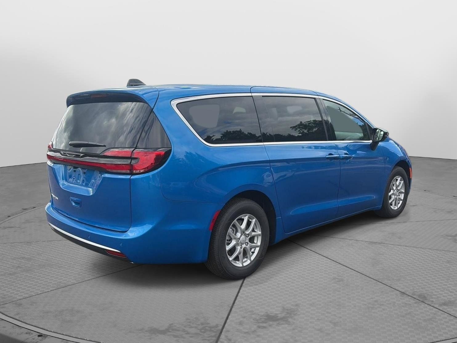 New 2027 Chrysler Pacifica Select FWD image 8