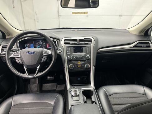 Used 2017 Ford Fusion SE image 4