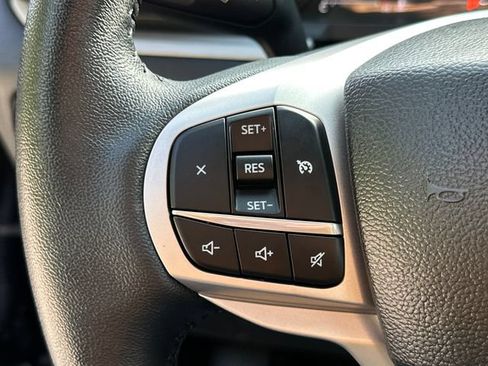 Used 2023 Ford Explorer XLT AWD/4WD image 32