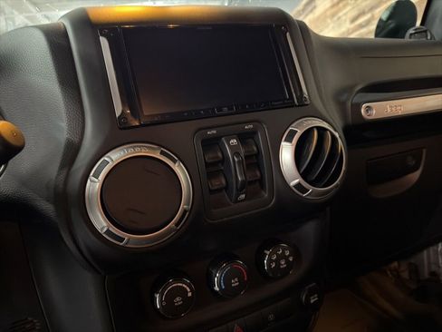 Used 2014 Jeep Wrangler Unlimited Rubicon w/ Connectivity Group AWD/4WD image 26