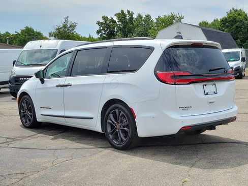 Used 2024 Chrysler Pacifica Touring-L w/ Uconnect Theater Family Group FWD image 3