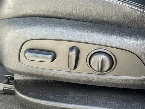 Used 2023 GMC Terrain SLT image 23