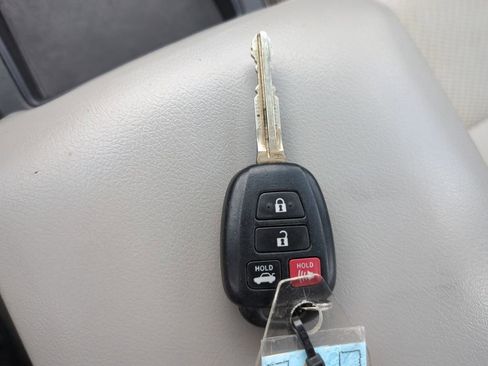 Used 2015 Toyota Camry LE image 35