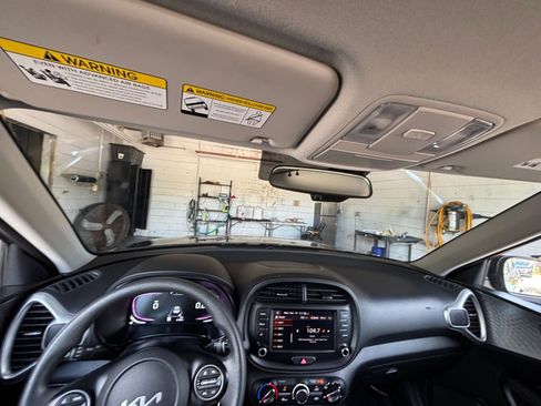 Used 2025 Kia Soul LX w/ LX Technology Package FWD image 32