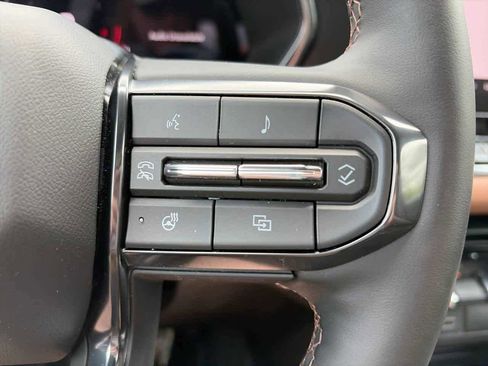 Used 2025 GMC Canyon AT4 w/ Technology Plus Package AWD/4WD image 25