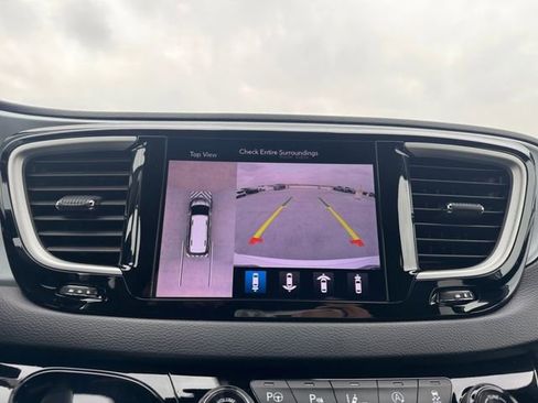 Used 2020 Chrysler Pacifica Touring-L Plus image 11