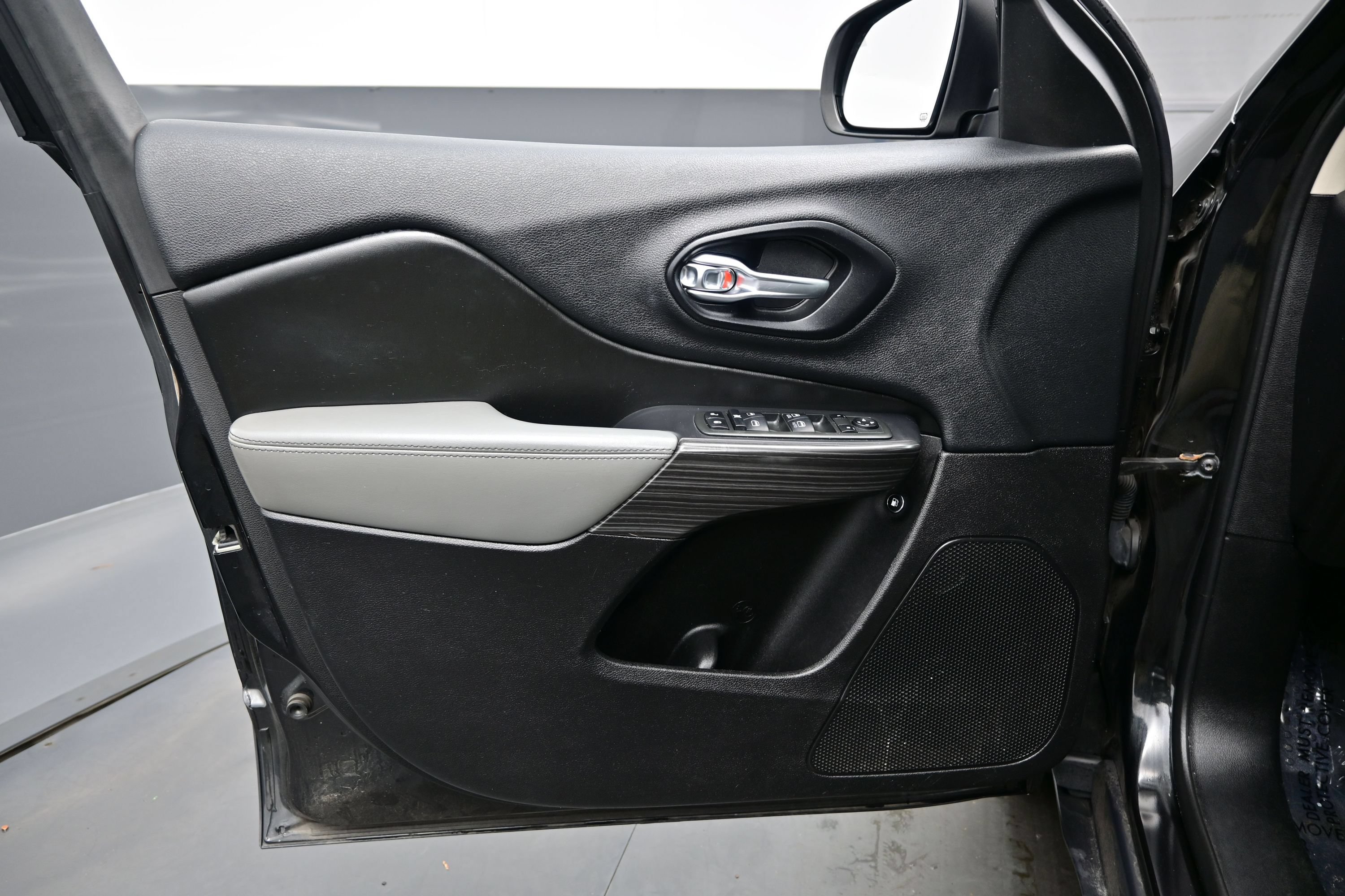 Used 2014 Jeep Cherokee Limited w/ Technology Group FWD image 9