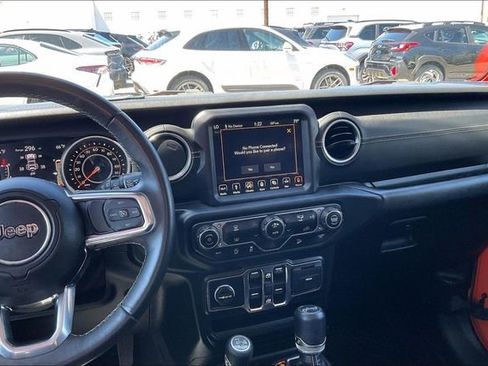 Used 2018 Jeep Wrangler Unlimited Sahara AWD/4WD image 6